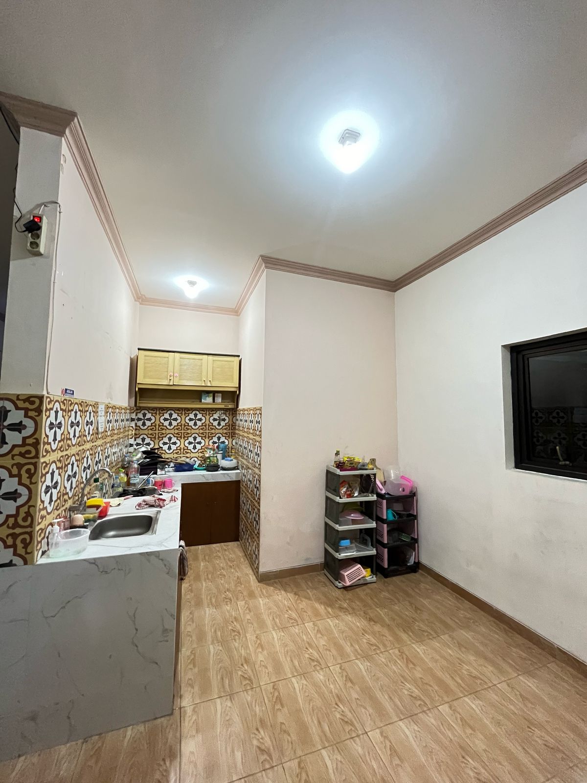 Dapur bersama Kost Putri Ayem Tentrem dengan peralatan lengkap