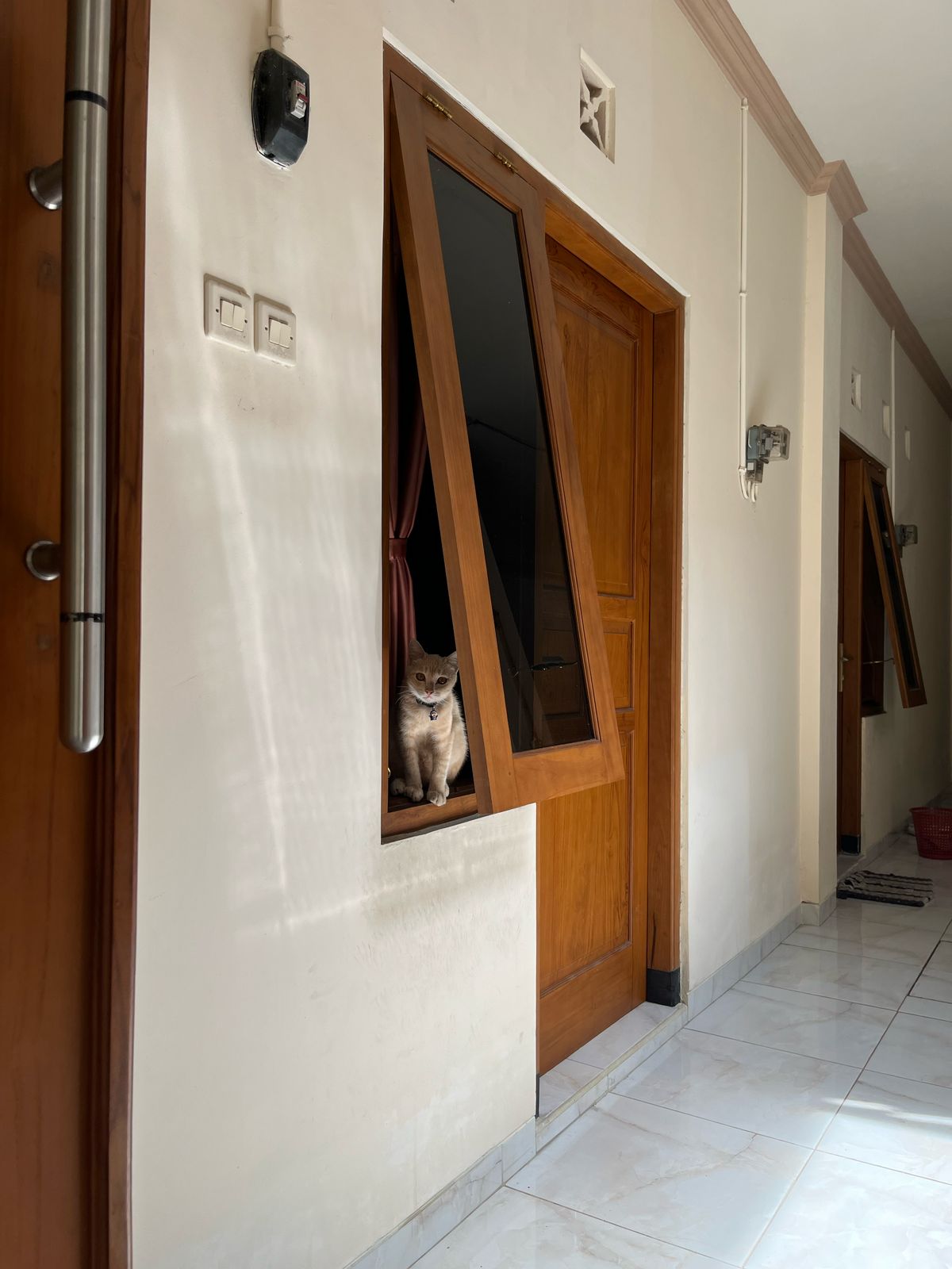 Koridor dan pintu kamar Kost Putri Ayem Tentrem Sorosutan