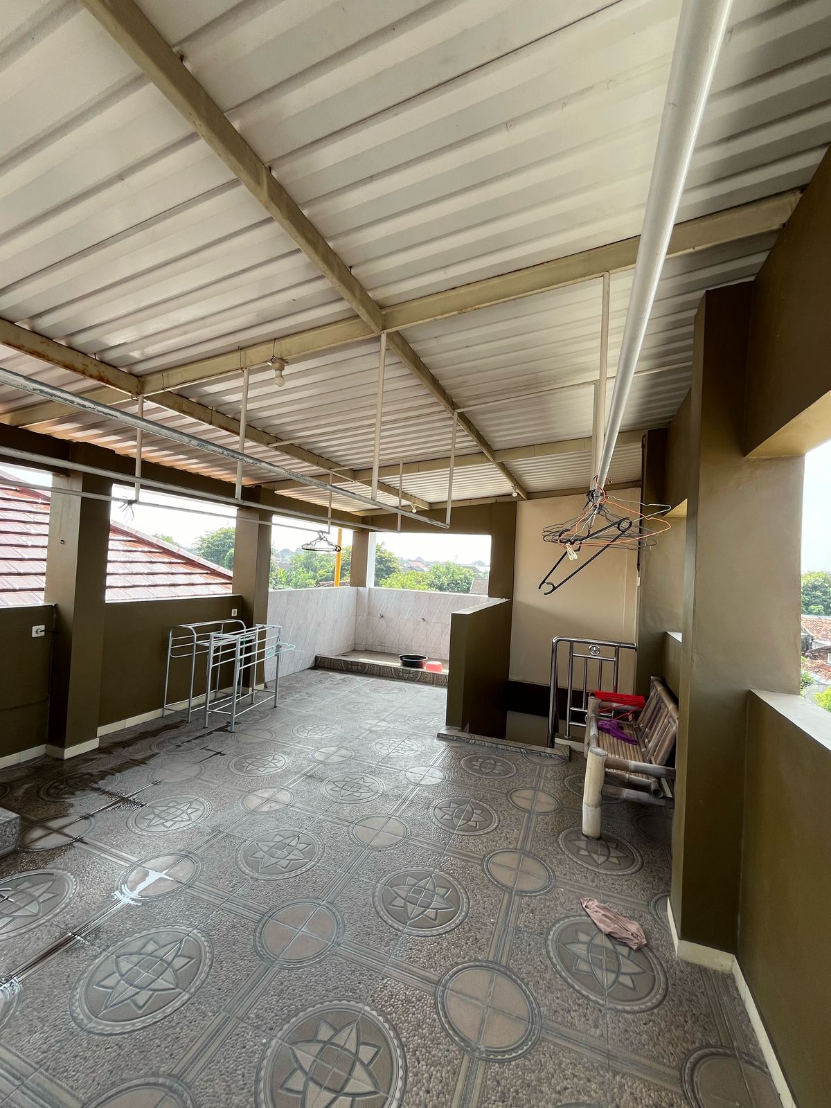 Rooftop area untuk cuci dan jemur baju Kost Putri Ayem Tentrem