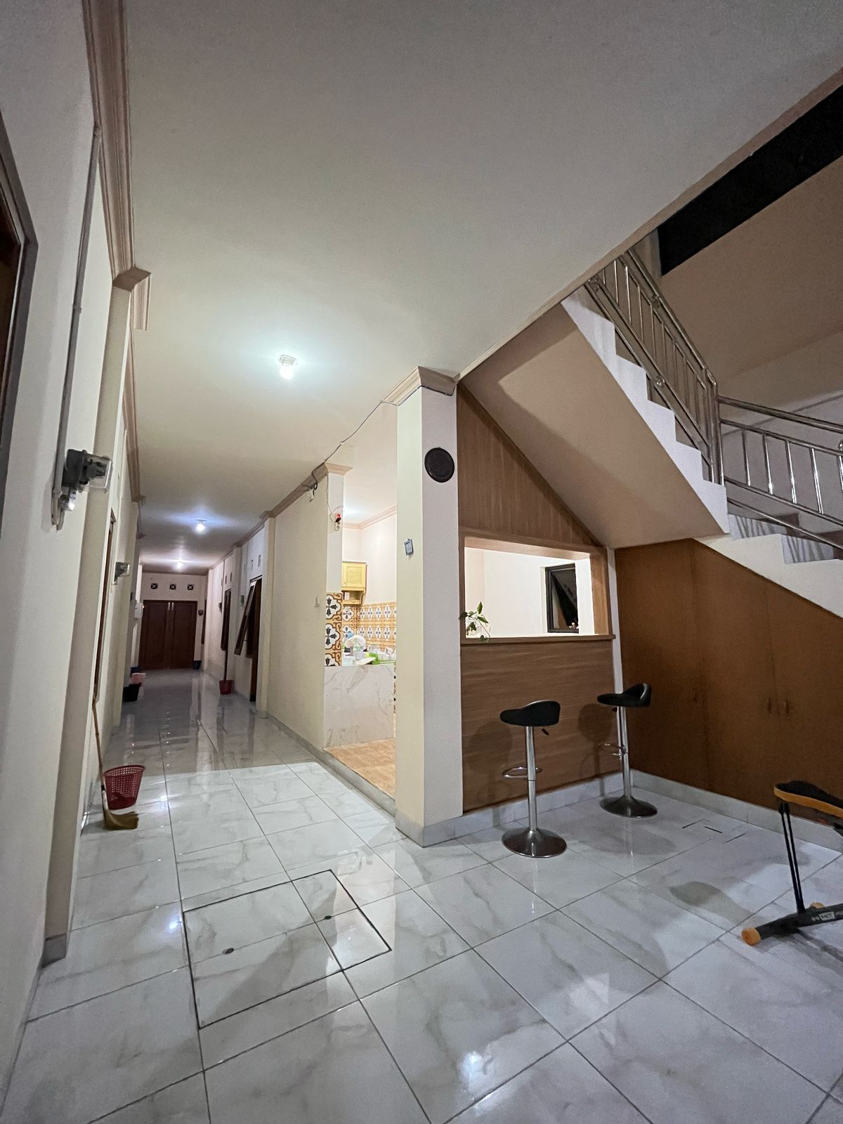 Ruang tamu dan area common Kost Putri Ayem Tentrem