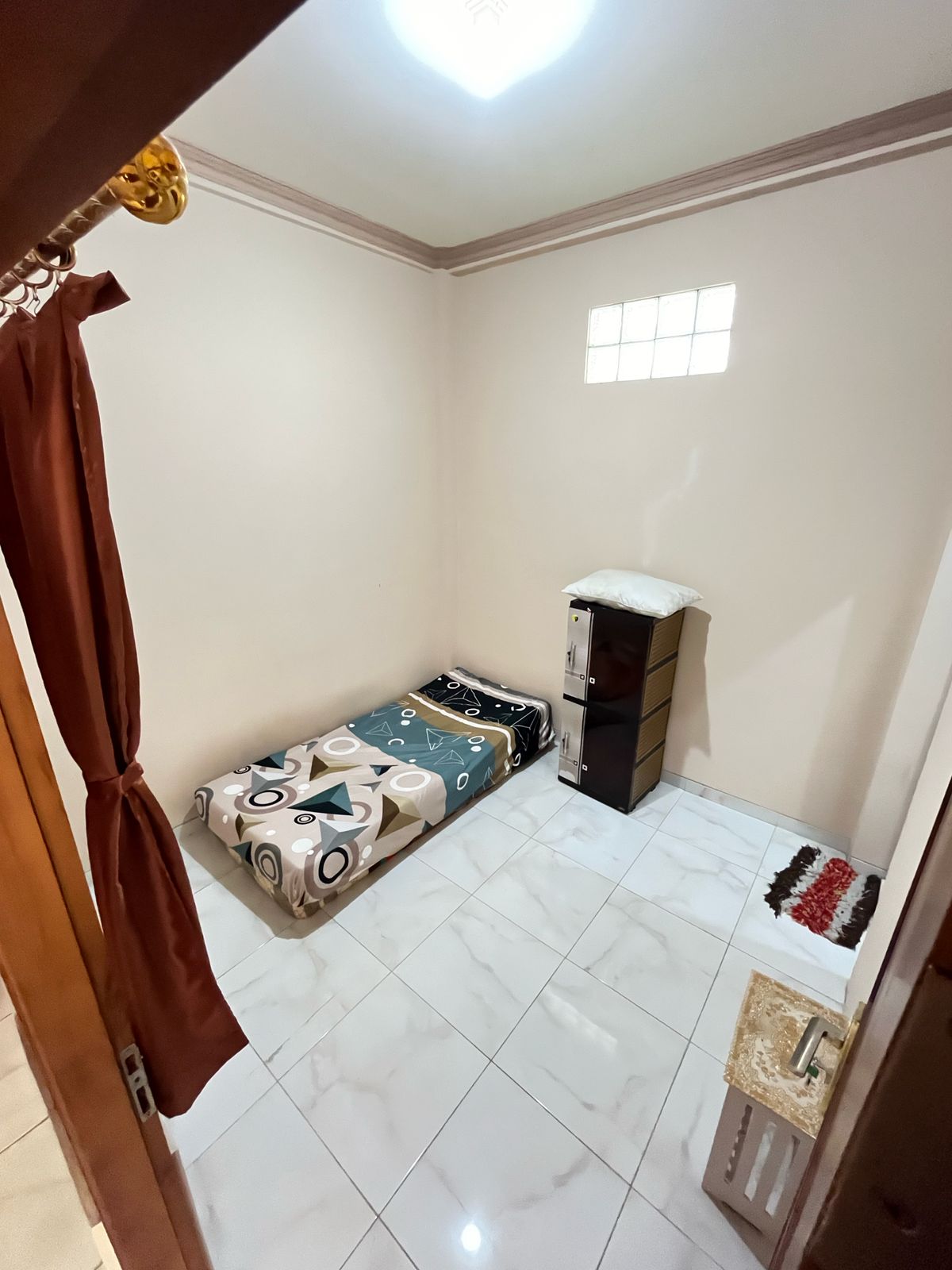 Interior kamar Kost Putri Ayem Tentrem – kasur, lemari, meja